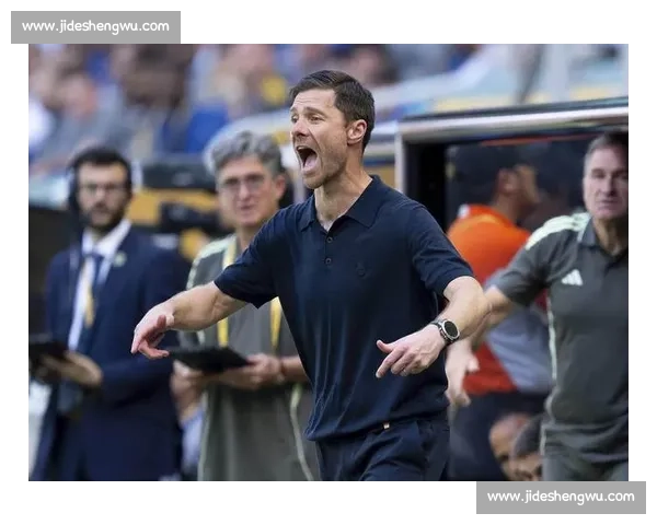 小因扎吉征服沙特！世俱杯爆冷掀翻曼城，发布会掌声雷动见证战术大师