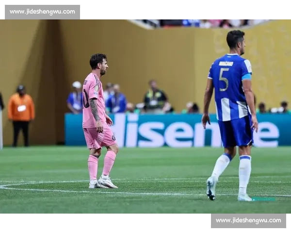 波尔图后卫莫拉：防守梅西是生涯殊荣，他用任意球诠释传奇